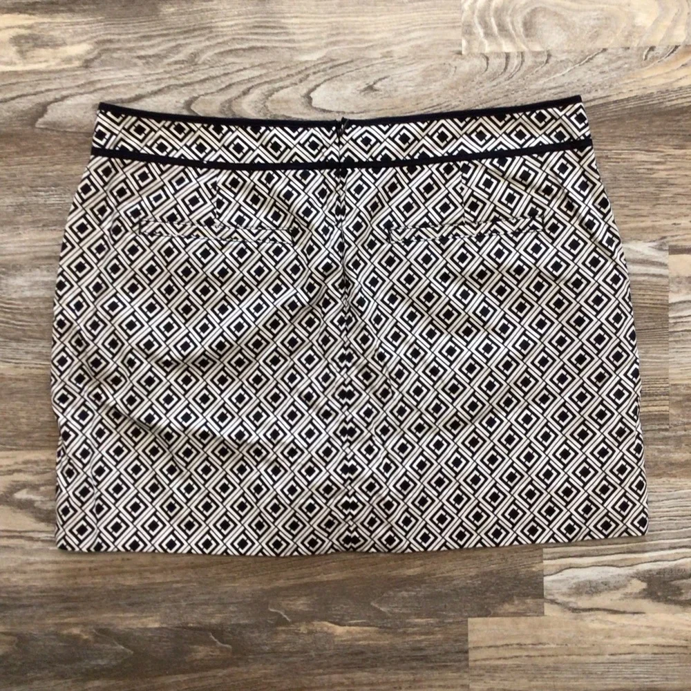 Liz Claiborne Black and White Geometric Print Skort 14